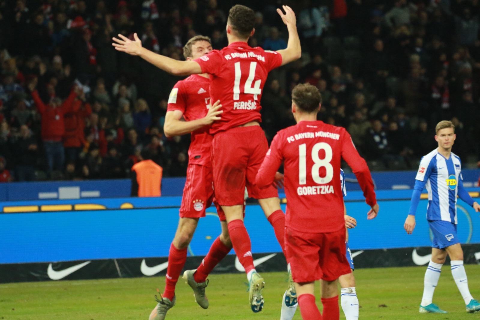 包含拜仁慕尼黑客场逆转胜柏林赫塔，德甲领跑位置依旧稳固的词条