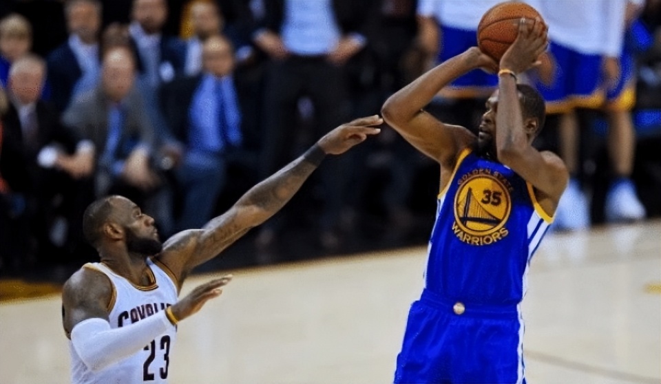 爵士轻取雄鹿，米切尔命中绝杀关键球